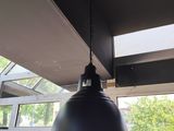 une lampe à lumière noire suspendue au plafond d'un restaurant