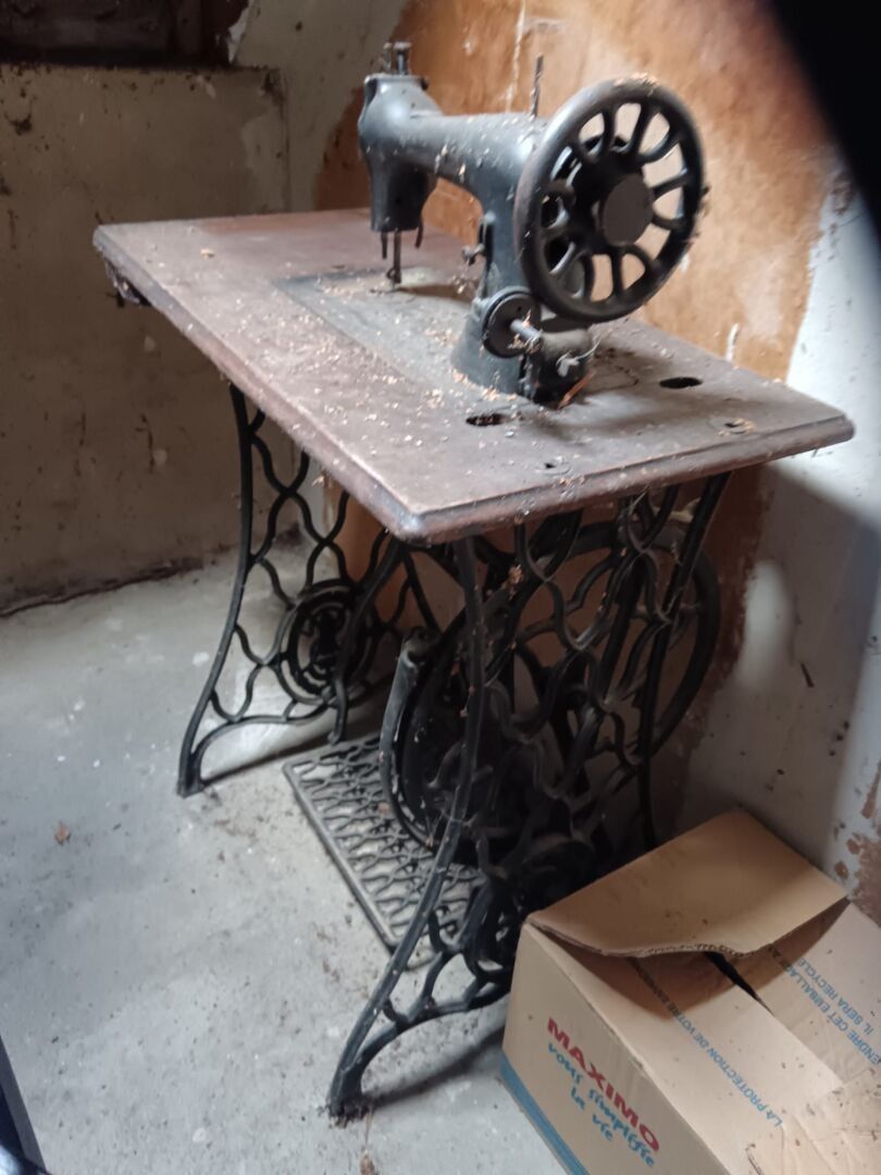 Deux CARILLONS Westminster et machine à coudre sur table