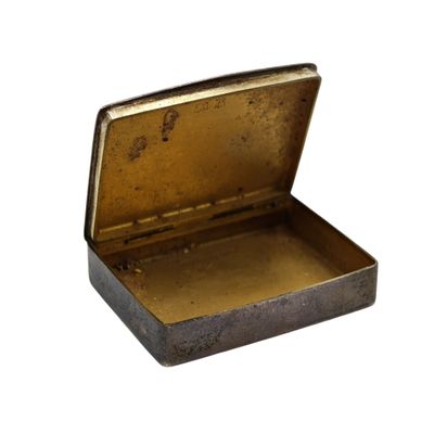 une petite boîte en métal avec un couvercle, sur fond blanc
