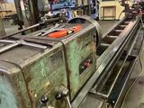 une machine qui travaille sur une pièce de métal