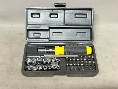 une trousse à outils posée sur une table