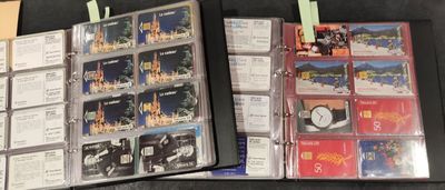 beaucoup de CD rangés dans un classeur posé sur la table