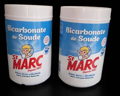 deux flacons de savon « Marc » posés sur une table noire