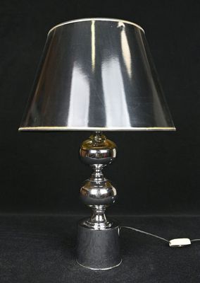 une lampe posée sur une table à fond noir