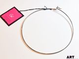 un collier en argent auquel est attachée une étiquette rose