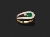 une bague en émeraude et diamant