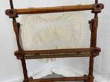 une photo d'une chaise en bois recouverte d'une couverture blanche