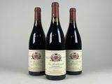 trois bouteilles de vin posées sur une table blanche