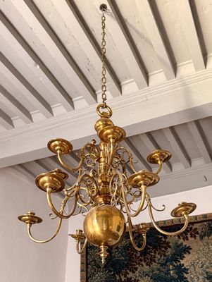 un lustre en or suspendu au plafond d'une pièce