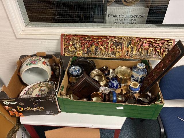 Deux caisses garnies d’objets asiatiques, 4 pièces de forme en je