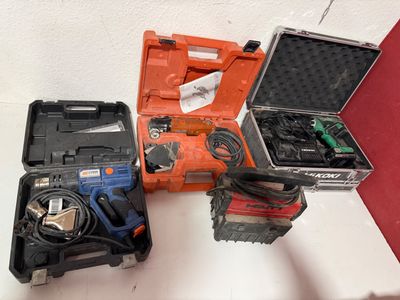 trois outils posés sur une table