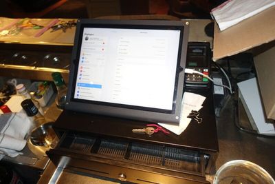 SUR DESIGNATION : Une caisse-enregistreuse tactile composé d…