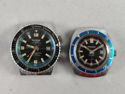 deux montres sont assises l'une à côté de l'autre sur une surface blanche