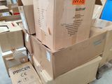 de nombreux cartons empilés les uns sur les autres dans un entrepôt