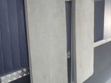 deux miroirs accrochés au mur de la salle de bains