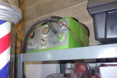 une étagère sur laquelle sont posés tout un tas d'objets