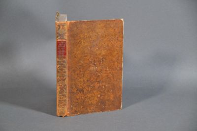 un vieux livre posé sur une table