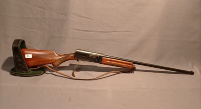 un vieux fusil avec un canon en bois sur fond blanc