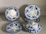 quatre pièces de porcelaine bleue et blanche ornées de motifs floraux