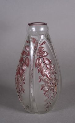two vases that are sitting side by side on a table