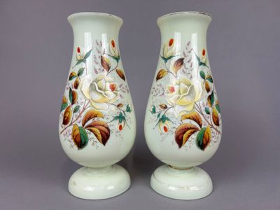 Paire de VASES balustres en verre opalin et ouraline, sur pi…