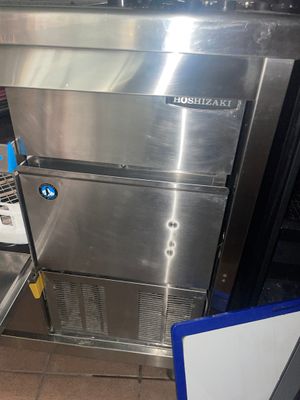 un four en acier inoxydable installé dans une cuisine, à côté d'un plan de travail