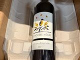 une bouteille de vin posée sur une table dans un coffret