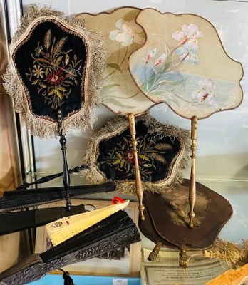 une exposition de chapeaux et d'autres objets dans une vitrine