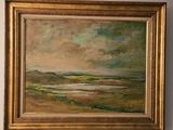 une peinture à l'huile représentant un paysage, dans un cadre doré, accrochée au mur