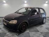 la photo d'une voiture noire garée dans un garage