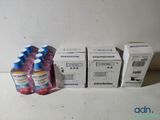 Plusieurs flacons de médicaments sont alignés sur une table