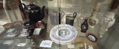 une vitrine en verre contenant de nombreux objets
