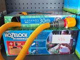 un tuyau relié à un boîtier posé sur l'étagère