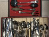 un lot de cuillères en argent et de cuillères dans une boîte