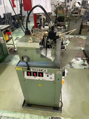 une machine qui se trouve dans une pièce avec de nombreux outils