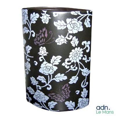 un vase noir orné de fleurs blanches et violettes
