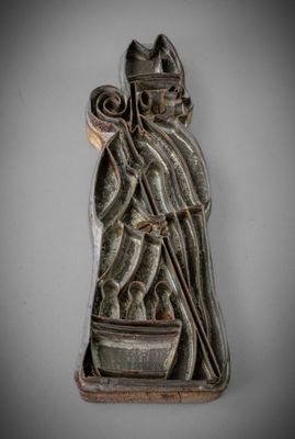 une image représentant une statue d'un homme tenant un pot et un balai