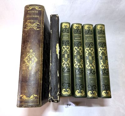 plusieurs vieux livres sont alignés sur une surface blanche