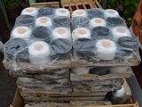 de nombreux rouleaux de papier toilette emballés dans du plastique, empilés les uns sur les autres