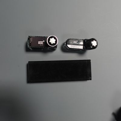 deux appareils électroniques posés l'un à côté de l'autre sur une table