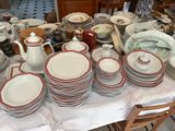 de nombreuses assiettes et bols posés sur une table recouverte d'une nappe blanche