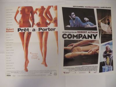 deux affiches de cinéma accrochées au mur d'une pièce