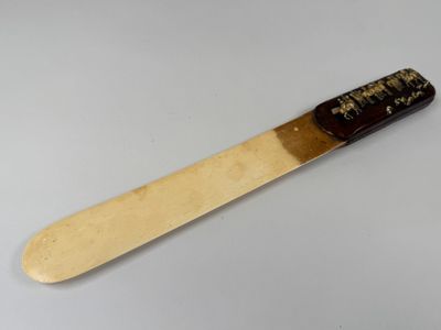 gros plan d'un couteau avec un manche en bois sur une table
