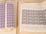 un livre ouvert, couvert de timbres, posé sur une table