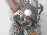 un sac contenant divers objets, posé sur une table