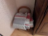 un petit lit dans un coin d'une petite chambre