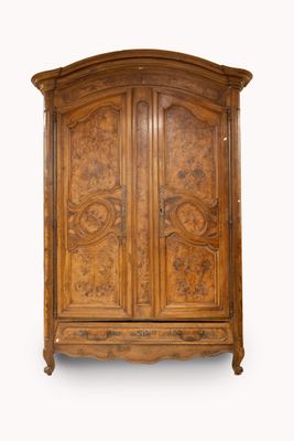 Armoire bressane en bois de loupe ouvrant par deux portes à …