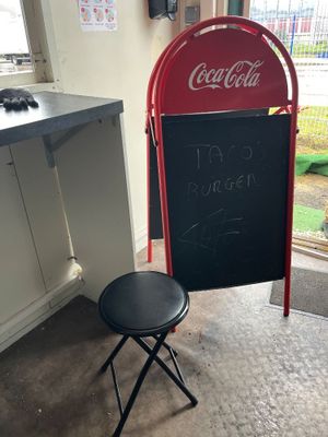 (d) (ZI FOOD) 4 tables à plateau quadrangulaire stratifié cl…