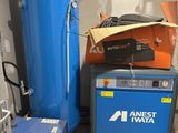 un chauffe-eau bleu et une machine bleue dans une pièce