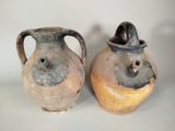 deux vases posés côte à côte sur une surface blanche